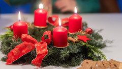 Adventskalender mit vier brennenden Kerzen