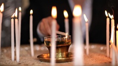 Kerzen in Gedenken an Verstorbne aufstellen