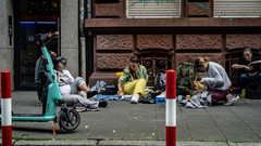 Drogenabhängige sitzen auf einer Strasse im Frankfurter Bahnhofsviertel.