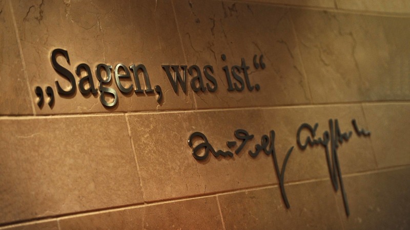 Der Wahlspruch des "Spiegel"-Gründers Rudolf Augstein ("Sagen, was ist") an einer Wand des Verlagsgebäudes der Mediengruppe um das Nachrichtenmagazin "Der Spiegel" in Hamburg. 