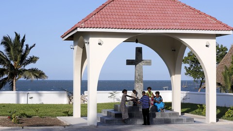 Kreuz am Stella Maris Hostel in Bagamoyo (Tansania), Blick aufs Meer