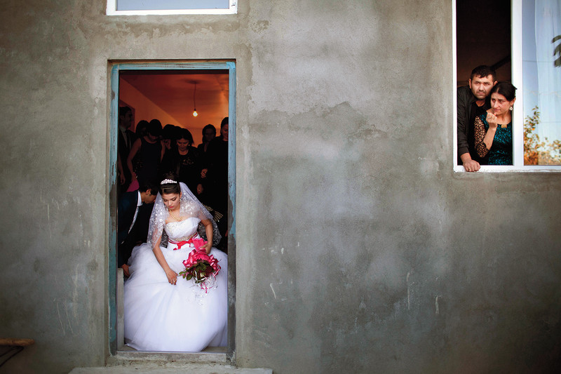 Eine 17jährige Braut verlässt ihr Haus um zur Hochzeitsfeier zu fahren. Ihren zukünftigen Ehemann hat sie erst am Tag ihrer Verlobung kennengelernt