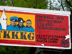 Protestschild, auf dem unter anderem ein Ku-Klux-Klan Mitglied und die Angeklagte im NSU-Prozess, Beate Zschäpe, abgebildet sind, hängt am 07.05.2013 am soziokulturellen Zentrum Club Alpha in Schwäbisch Hall