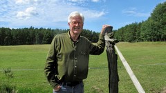 Der frühere EKD-Ratsvorsitzende Heinrich Bedford-Strohm steht in Freizeitkleidung an einem Weidezaun auf einer grünen Wiese