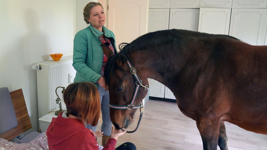 Nicole Pape und Viola Mittag mit Pferd in einem Hospiz in Preussisch Oldendorf
