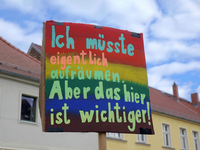 Eine Kundgebung gegen Rechtsextremismus in Beelitz findet auf dem Kirchplatz statt, 24.2.2024