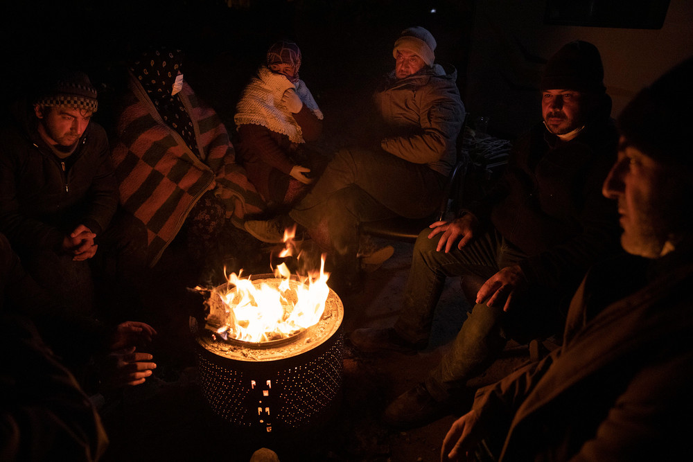 Menschen scharen sich am 14. Februar nachts in Kahramanmaraş um ein Feuer.