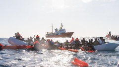  Zahlreiche Flüchtlinge, die auf Booten von Libyen aus nach Italien übersetzen wollten, werden während eines Rettungseinsatzes vor der libyschen Küste geborgen. I