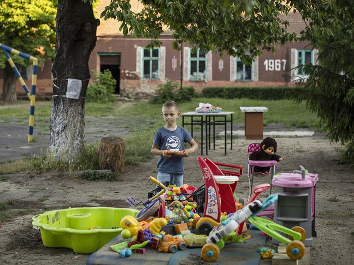 Ein vertriebenes Kind spielt am 3. Juni 2022 in Berehove