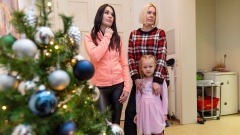 Ukrainerinnen in der Wohnung mit Weihnachtsbaum