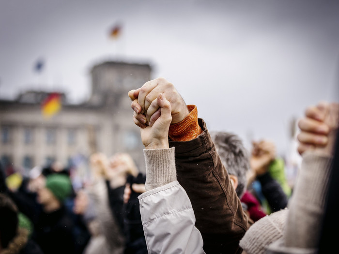 Menschen halten sich an den Händen auf der Großdemo gegen rechts in Berlin unter dem Motto "Wir sind die Brandmauer". Aufgenommen in Berlin, 03.02.2024.

