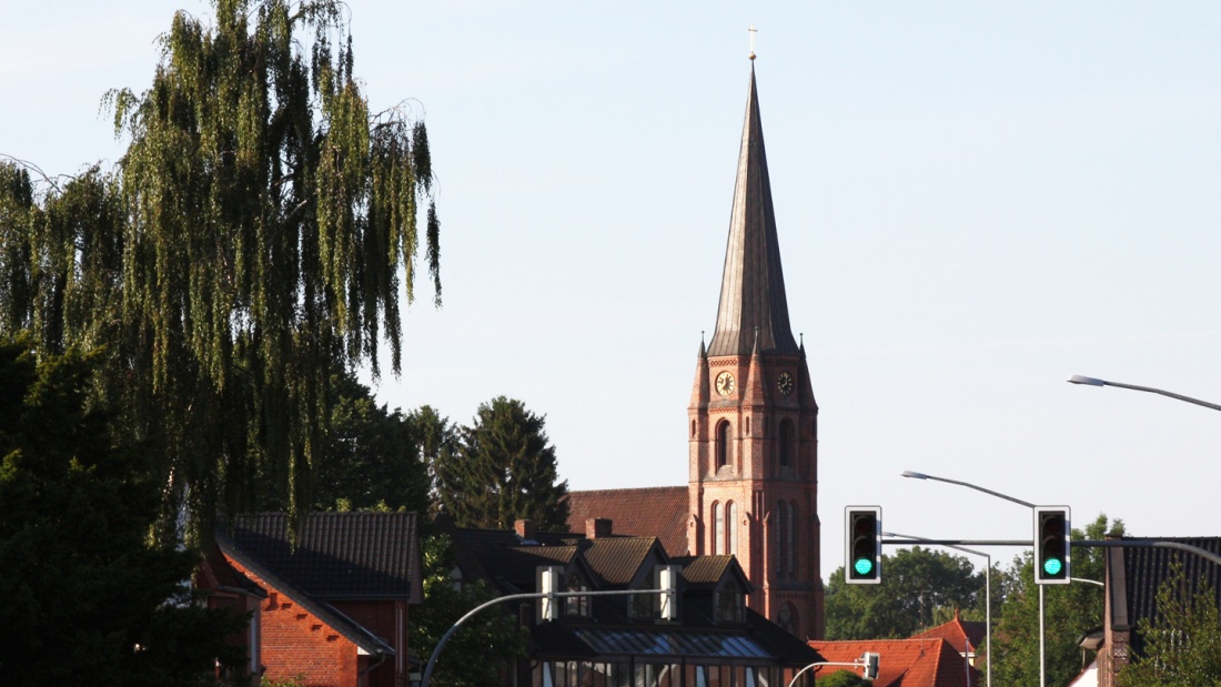 Die Christuskirche in Syke bei Bremen wird erklettert von Pastor Christian Kopp.