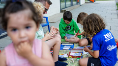 Kinder und ein Betreuer beim Spielen in der Kita "Heide-Sued