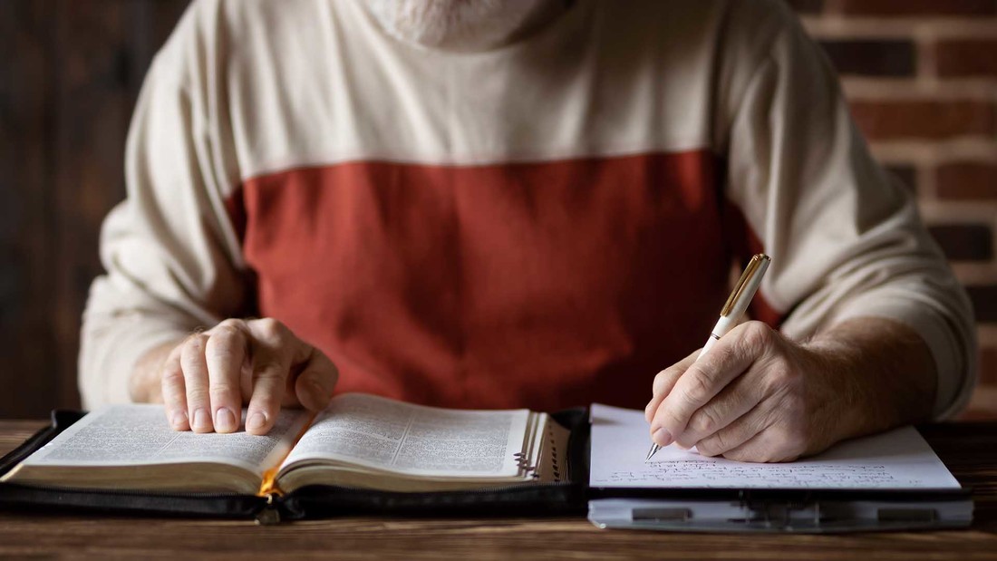 Älterer Mann schreibt Predigt