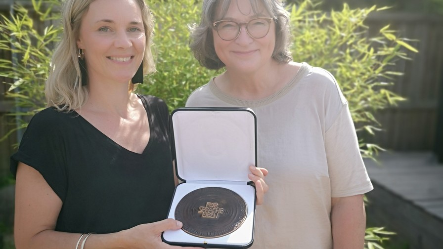 Kindermedienpreisträgerin Agnes Lisa Wegner mit Lidia Prinzen vom Robert-Geisendörferpreis