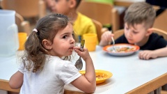 Kinder bekommen ein Mittagessen in der Arche im Berliner Bezirk Hellersdorf