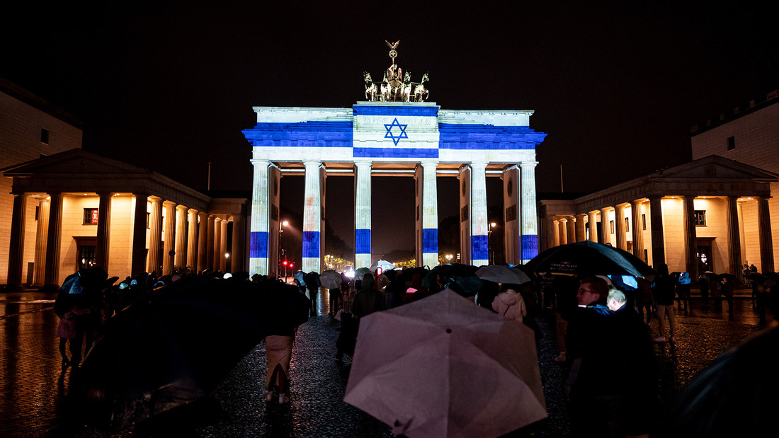 Illuminiertes Brandenburger Tor in israelischen Farben.