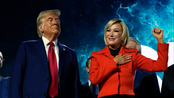 Donald Trump steht neben der Pastorin Paula White während des National Faith Summit in der Worship With Wonders Church in Powder Springs, Georgia.