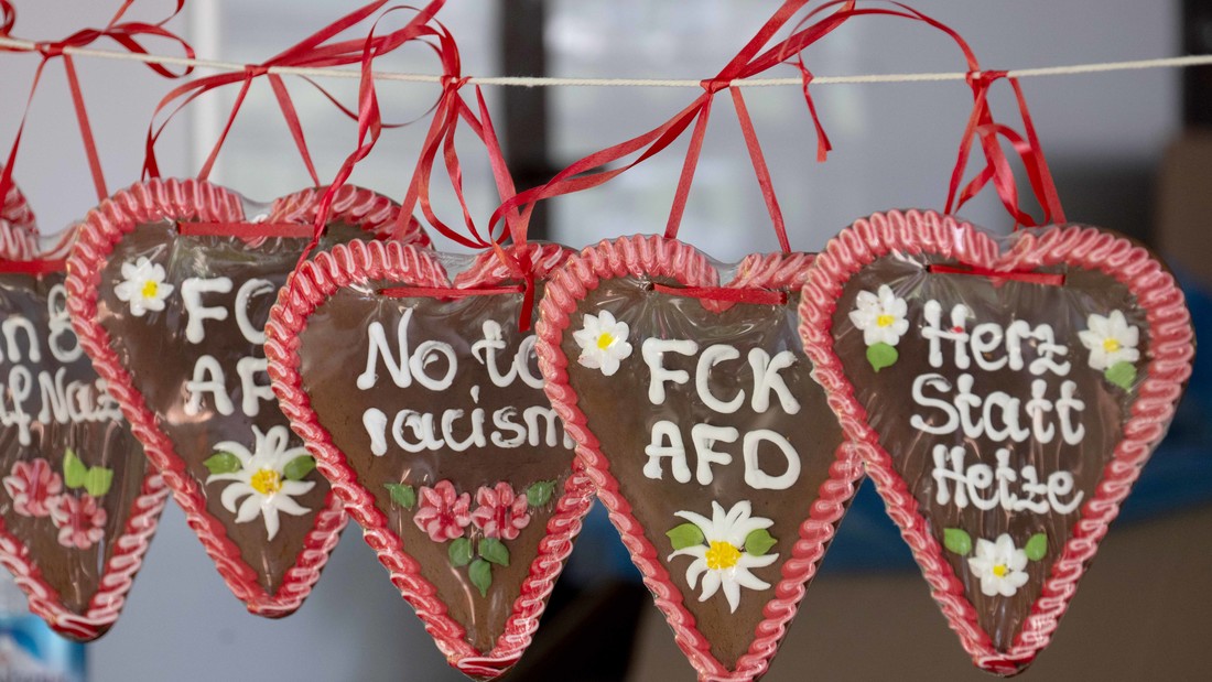Lebkuchenherzen mit Sprüchen wie "Herz statt Hetze" oder "No to Racism" und "FCK AfD" hängen an einem Stand am Rande der bundesweit stattfindenden Demonstration "V.O.T.Y. - Vote of the Year" in Frankfurt. Dabei ruft ein bundesweites zivilgesellschaftliches