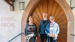 Pfarrer Markus Eissler, katholische Kirchenpflegerin Marita Pross (links) und die evangelischen Mesnerin Esther Harr 