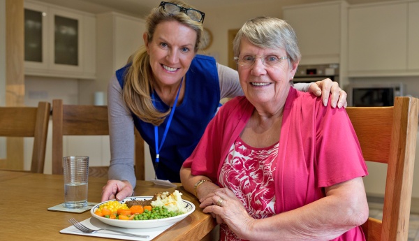 Ältere BFD-Freiwillige engagiert sich für Menschen in einem Seniorenheim.
