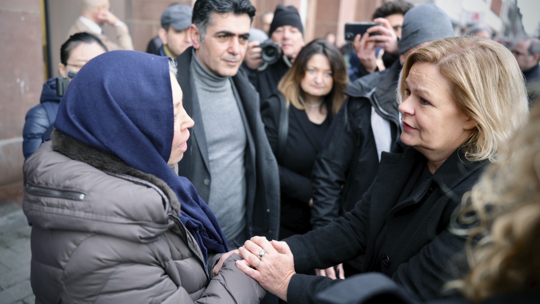 Innenministerin Faeser begrüßt Angehörige der ermordeten Opfer