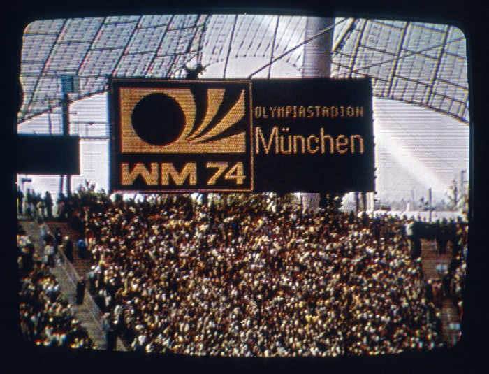 Anzeigetafel im Olympiastadion München beim Endspiel um die Fußball Weltmeisterschaft 1974 mit dem Endergebnis von 2 : 1 gegen die Niederlande