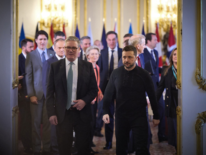 Der britische Premierminister Keir Starmer (L) begrüßt am 2. März 2025 den ukrainischen Präsidenten Volodymyr Zelensky (R) bei seiner Ankunft zu einem Gipfeltreffen im Lancaster House im Zentrum von London