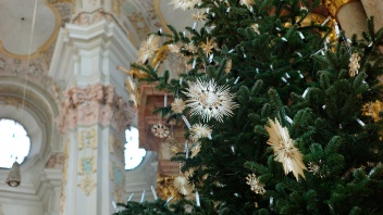 Strohsterne am Weihnachtsbaum in der katholischen Heilig-Geist-Kirche in München