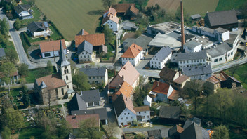 Luftaufnahme von ca. 1985 von Schwarzach bei Kulmbach mit Kirche St. Johannis