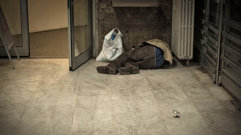Ein Obdachloser schläft in der Bahnhofswartehalle in Tutzing