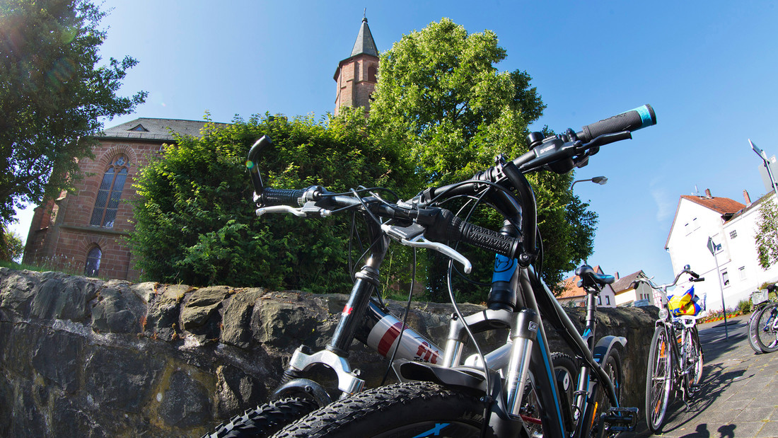Evangelische Kirche in Kinzenbach ist ein Ziel bei den Orgel-Radtouren