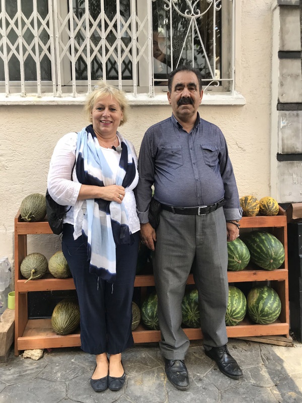 Pfarrerin Gabriele Pace mit dem Melonen-Verläufer Mahmud