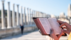 Bibel vor römischen Säulen