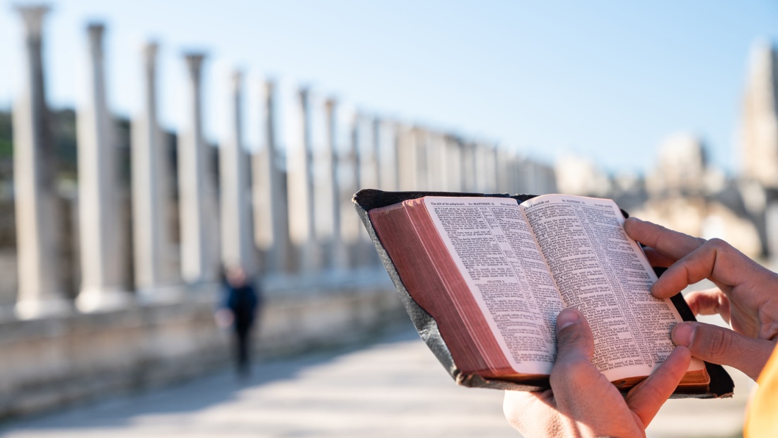Bibel vor römischen Säulen