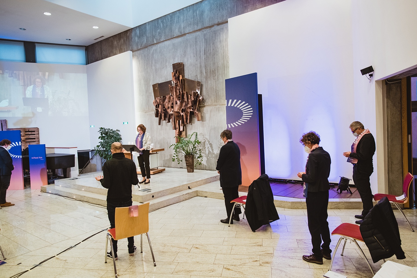 Der 3. Ökumenische Kirchentag hat sich das Motto "schaut hin" gegeben.