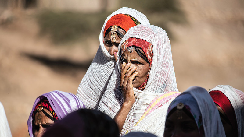 Zuschauerinnen bei einer Dorfveranstaltung gegen die weibliche Beschneidung 