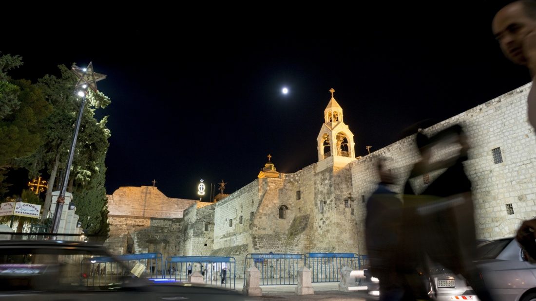 Nachtaufnahme der Geburtskirche in Bethlehem, mit Straße im Vordergrund