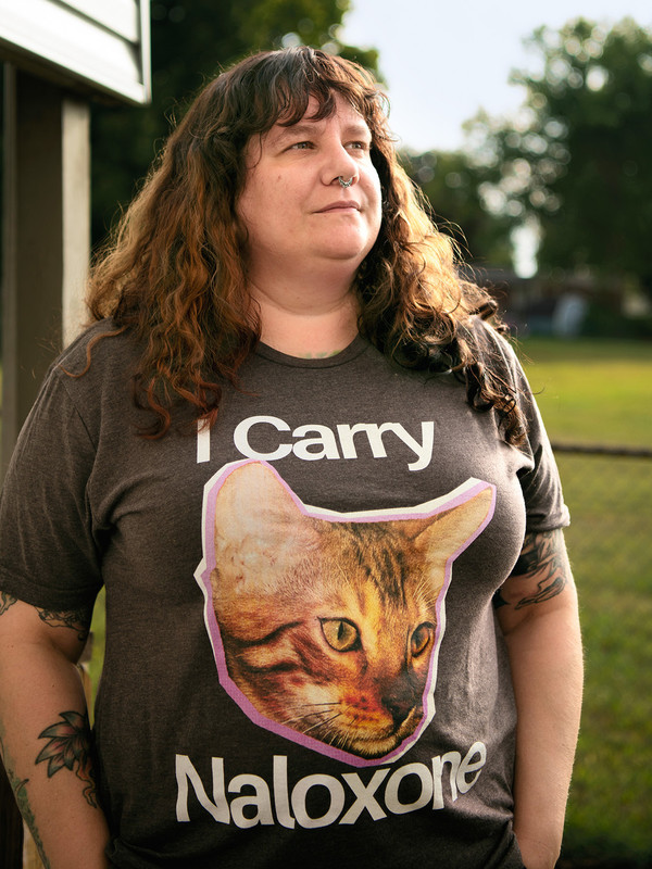 "I carry Naloxone". Tasha Withrow hat das T-Shirt selbst designt. So signalisiert sie anderen, dass sie Naloxon dabeihat, ein Medikament, das bei Überdosen Leben retten kann