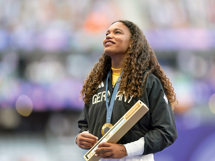 Yemisi Ogunleye (GER), mit Medaille, Blick nach oben, bei der Siegerehrung Kugelstoßen Frauen Olympische Spiele Paris 2024 