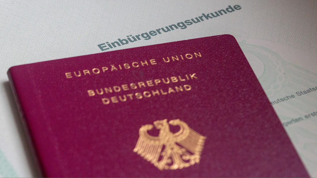 Eine Einbürgerungsurkunde der Bundesrepublik Deutschland und ein deutscher Reisepass 