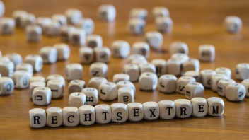 Würfel mit Buchstaben formen das Wort "rechtsextrem"