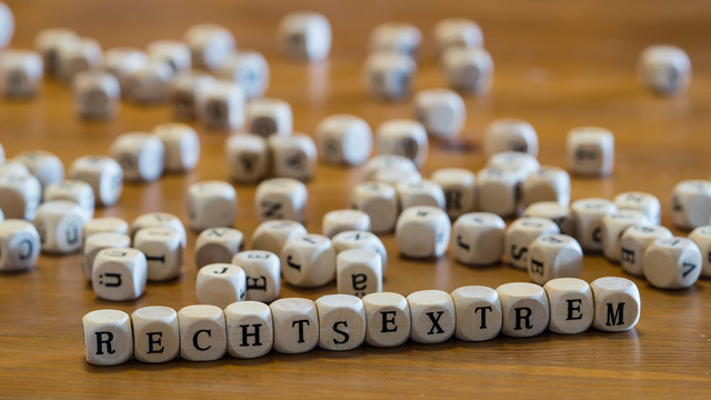 Würfel mit Buchstaben: rechtsextrem