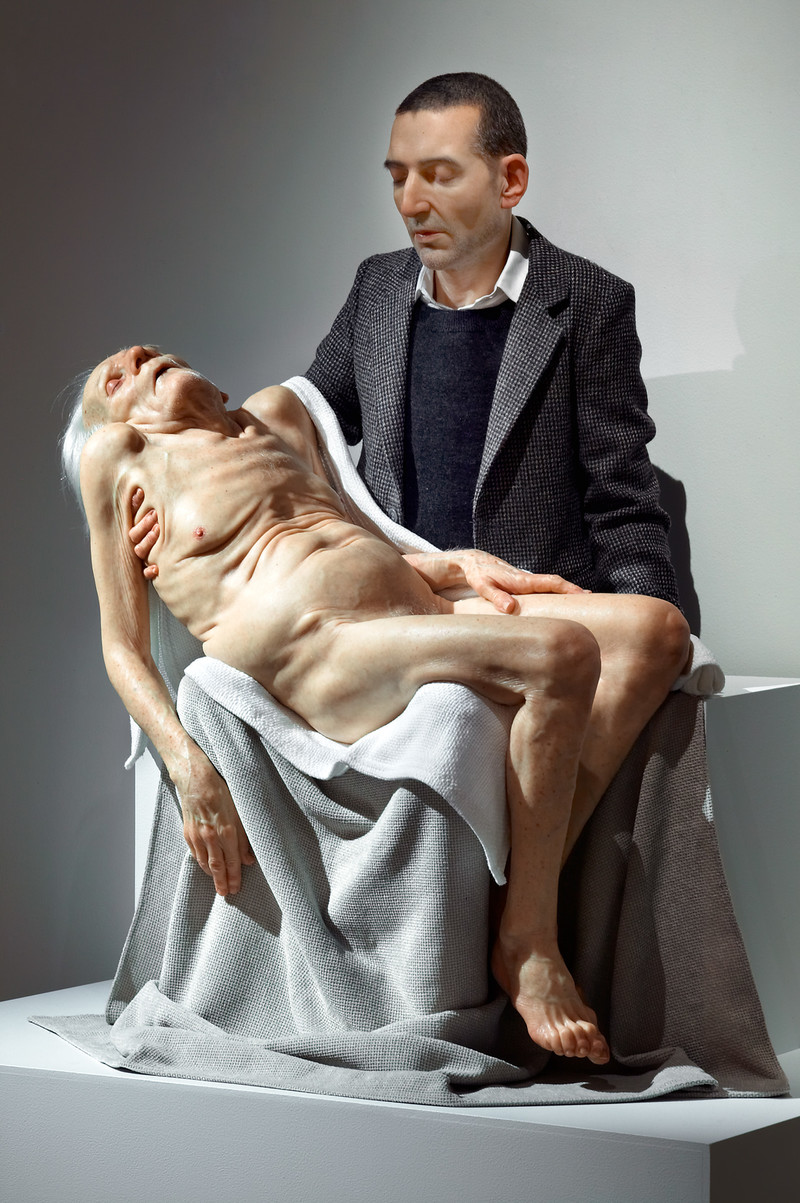 Sam Jinks, Still Life (Pietà), 2007 - eine Hommage an Michelangelo: Mann hält entkleidete Großmutter in den Armen