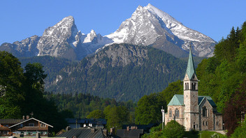 Evangelische Christuskirche in Berchtesgaden vor Bergpanorama