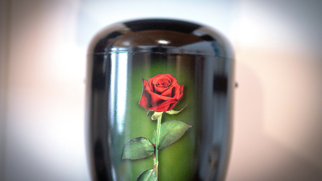 Urne mit dem Aufdruck einer roten Rose