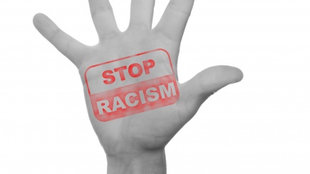 Auf einer Handfläche steht geschrieben: Stoppt Rassismus