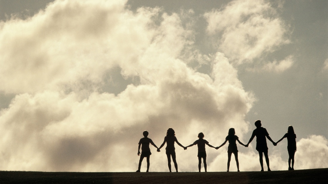 Silhouette von fünf Familienmitgliedern die sich an den Händen halten.