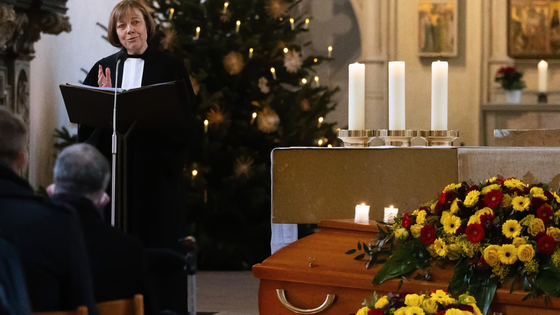 Annette Kurschus predigt auf einer Trauerfeier