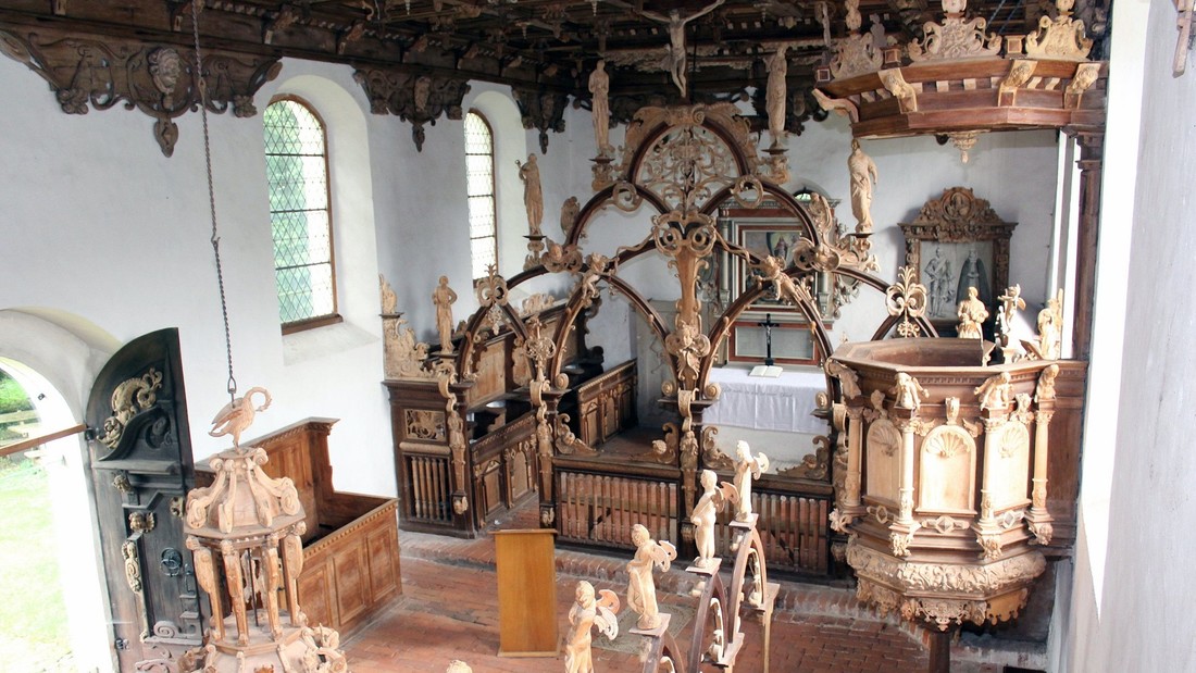 Blick ins Innere der Dorfkirche Osterwohle (Altmark) mit reichen Schnitzereien aus dem 17. Jahrhundert, darunter Decke, Lettner, Kanzel und Taufbecken